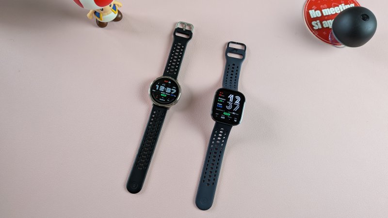 Amazfit Bip 6 (a destra) vicino all'Active 2 (a sinistra): la qualità del cinturino nero in silicone è decisamente a favore dell'Active 2