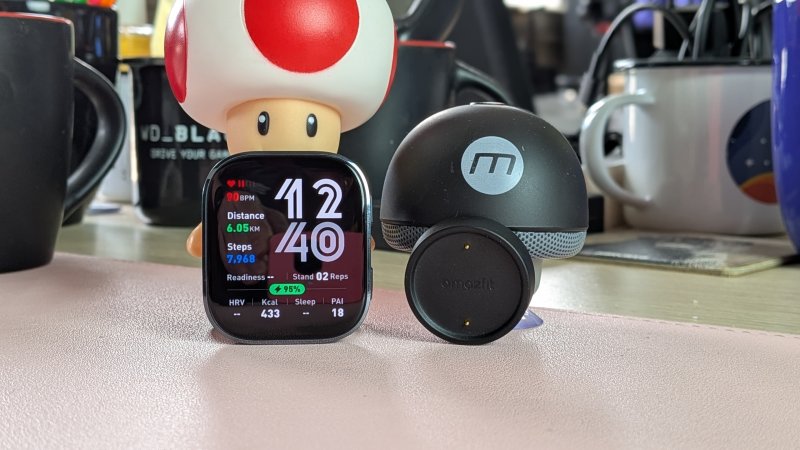 Il contenuto della confezione di Amazfit Bip è molto minimale: ci sono solo lo smartwatch (con cinturino) e la base magnetica di ricarica