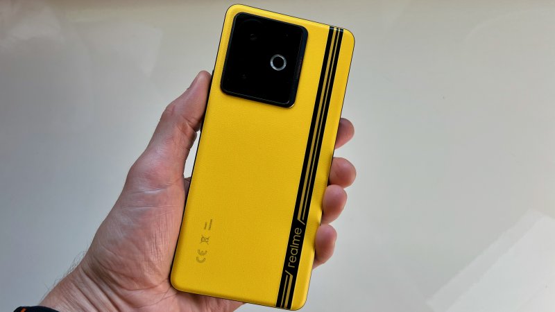 Il design di Realme GT 7T è pressoché identico a quello del modello standard Il design di Realme GT 7T è pressoché identico a quello del modello standard