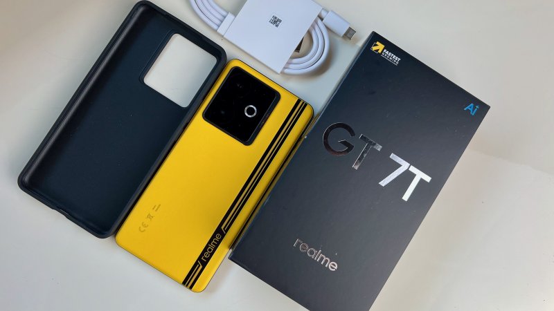 Nella confezione di Realme GT 7T c'è solo un cavo USB-C e una cover morbida in silicone Nella confezione di Realme GT 7T c'è solo un cavo USB-C e una cover morbida in silicone