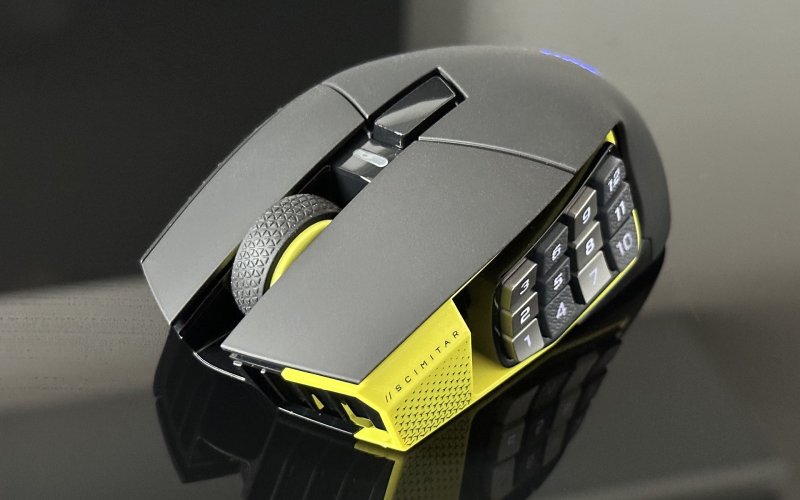 Il Corsair Scimitar Elite Wireless SE nella colorazione gialla e nera, con il Key Slider bene in vista Il Corsair Scimitar Elite Wireless SE nella colorazione gialla e nera, con il Key Slider bene in vista