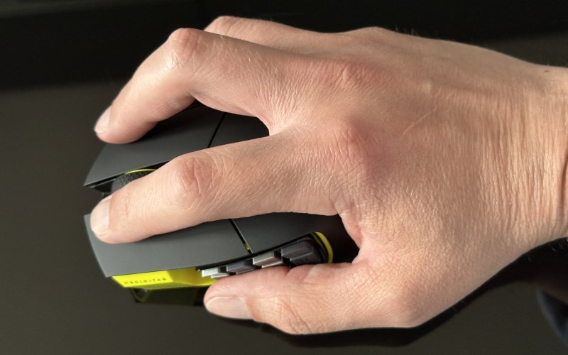Il Corsair Scimitar Elite Wireless SE impugnato Il Corsair Scimitar Elite Wireless SE impugnato