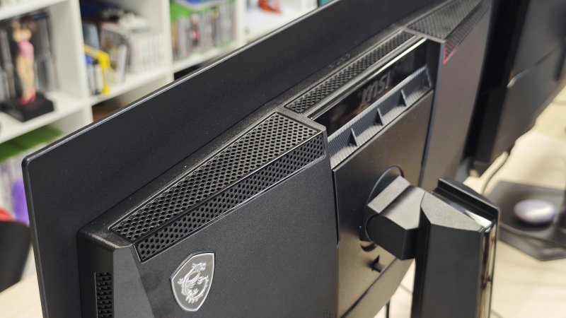 I loghi MSI sono sempre ben visibili sul retro del monitor MAG 271QPX QD-OLED E2 I loghi MSI sono sempre ben visibili sul retro del monitor MAG 271QPX QD-OLED E2