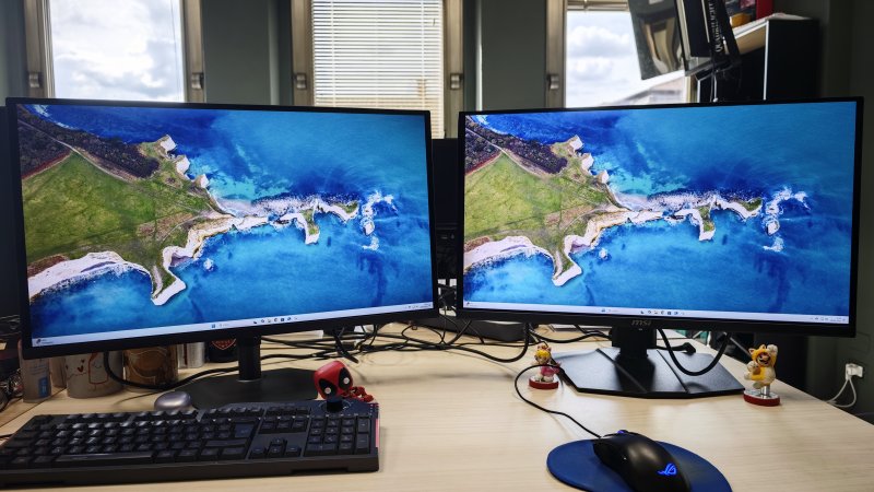 GIGABYTE MO27Q2, a sinistra, e MSI MAG 271QPX QD-OLED E2, a destra: due pannelli gemelli fianco a fianco durante i nostri test GIGABYTE MO27Q2, a sinistra, e MSI MAG 271QPX QD-OLED E2, a destra: due pannelli gemelli fianco a fianco durante i nostri test