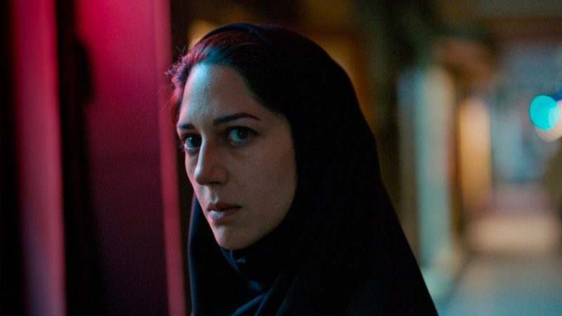 Zar Amir nei panni di Arezoo Rahimi, giornalista sulle tracce del serial killer in Holy Spider