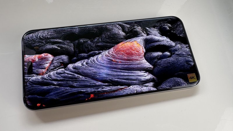 Ottimo il display, molto luminoso e capace di restituire colori brillanti