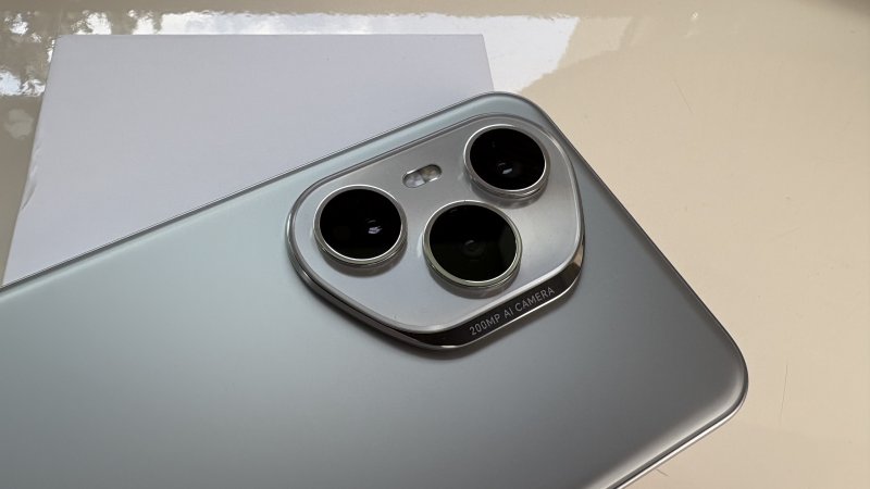 L'isola della fotocamera ha un design interessante e poco invadente