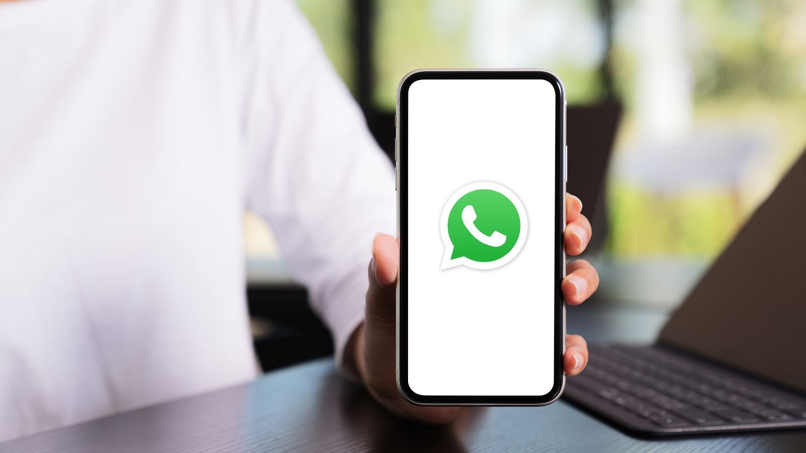 Smartphone con logo WhatsApp