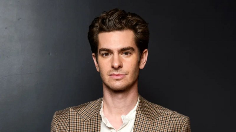 Andrew Garfield potrebbe vestire i panni di Sam Altman Andrew Garfield potrebbe vestire i panni di Sam Altman