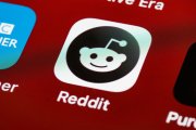 Reddit introduce il nuovo badge di verifica per profili pubblici e aziende: la spunta, questa volta, è grigia