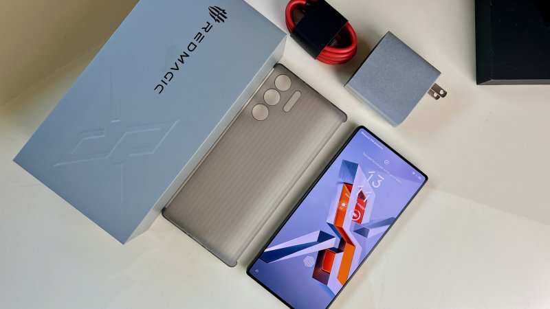 Nella confezione di REDMAGIC 10S Pro è presente anche il caricabatterie Nella confezione di REDMAGIC 10S Pro è presente anche il caricabatterie