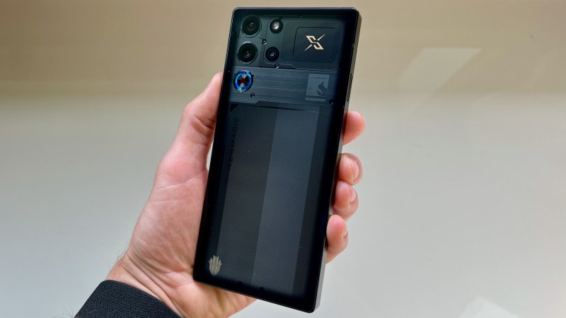 REDMAGIC 10S Pro è esteticamente indistinguibile dal predecessore REDMAGIC 10S Pro è esteticamente indistinguibile dal predecessore