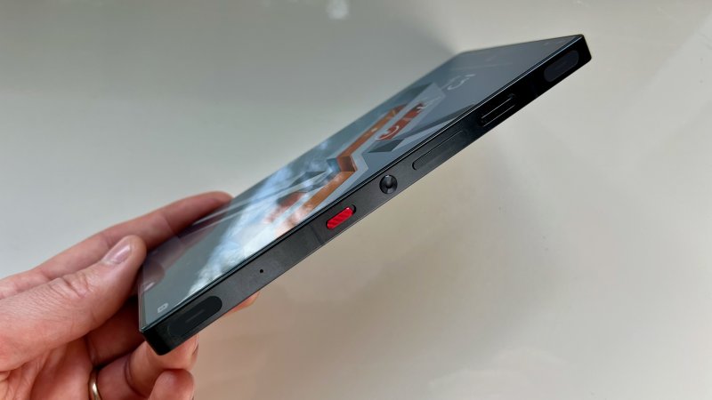 Slider rosso e tasti dorsali capacitivi sono due segni distintivi che ritornano in REDMAGIC 10S Pro Slider rosso e tasti dorsali capacitivi sono due segni distintivi che ritornano in REDMAGIC 10S Pro