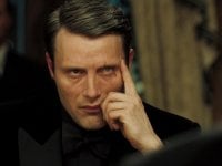 Hitman World of Assassination x 007 First Light: i due giochi si incontrano in una missione con Mads Mikkelsen