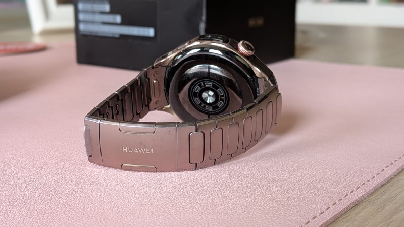 Il cinturino in titanio del nostro Huawei Watch 5 è leggero e fresco