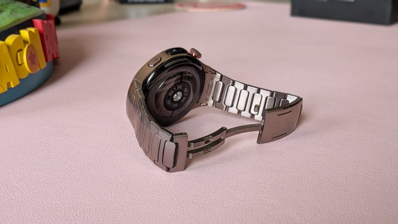 La ricarica è magnetica con la base proprietaria che si collega alla corrente via USB