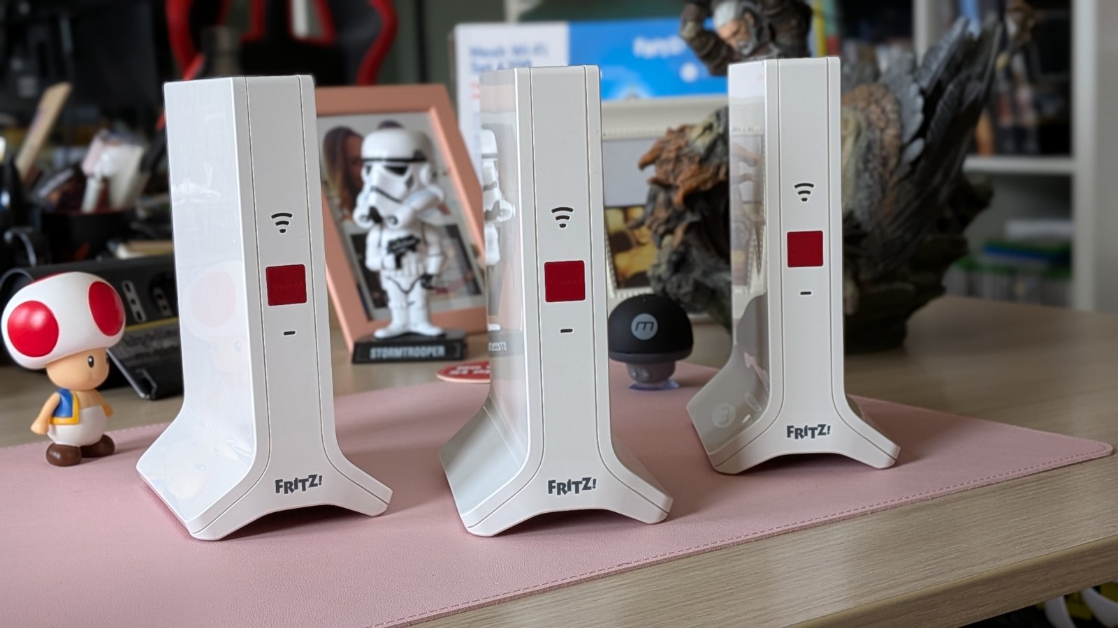 Una foto dei 3 device che compongono il set Fritz! Mesh 4200