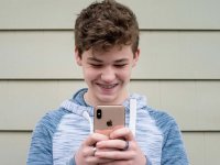 Apple rafforza la sicurezza: i minori non potranno più ricevere messaggi da numeri sconosciuti senza il consenso dei genitori