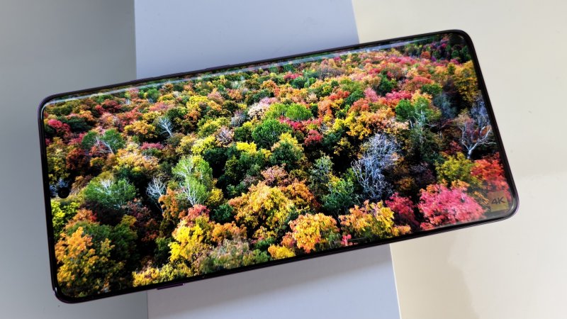 Lo schermo è ottimo, brillante e luminoso