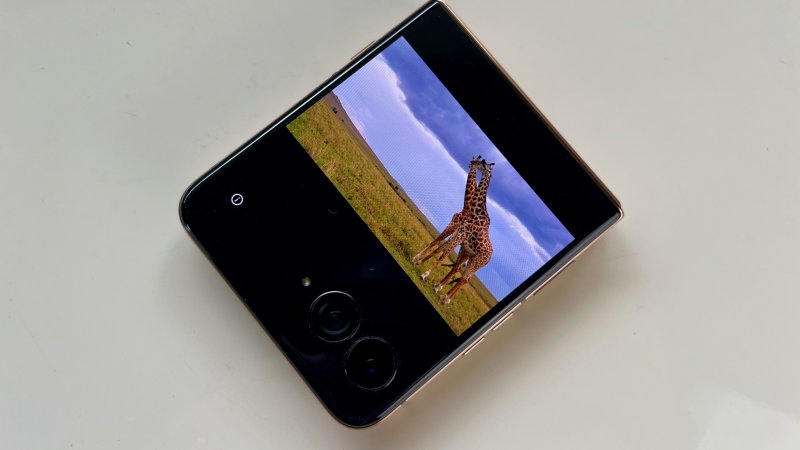 Lo schermo esterno di Motorola Razr 60 Ultra è molto più di un display di servizio Lo schermo esterno di Motorola Razr 60 Ultra è molto più di un display di servizio