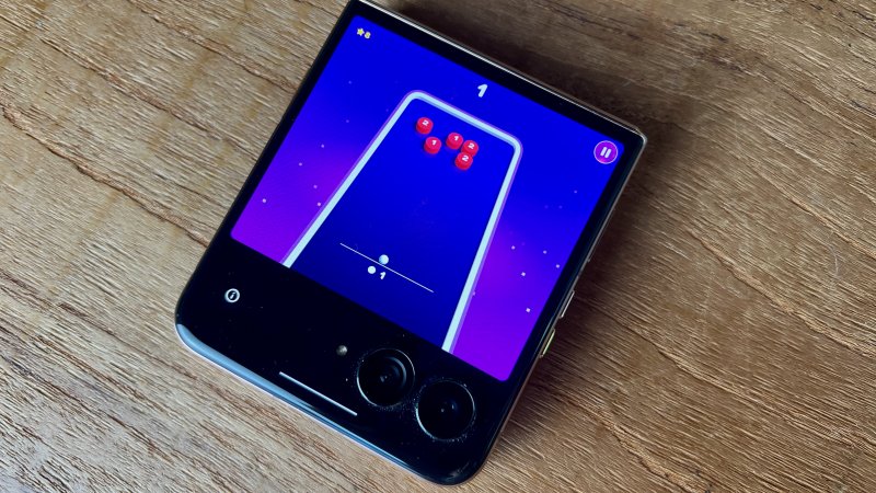 Motorola Razr 60 Ultra offre dei simpatici giochi preinstallati appositamente studiati per lo schermo esterno Motorola Razr 60 Ultra offre dei simpatici giochi preinstallati appositamente studiati per lo schermo esterno