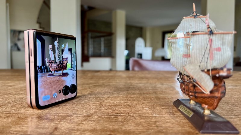 Da chiuso, Motorola Razr 60 Ultra si può usare per scattarsi selfie eccellenti Da chiuso, Motorola Razr 60 Ultra si può usare per scattarsi selfie eccellenti