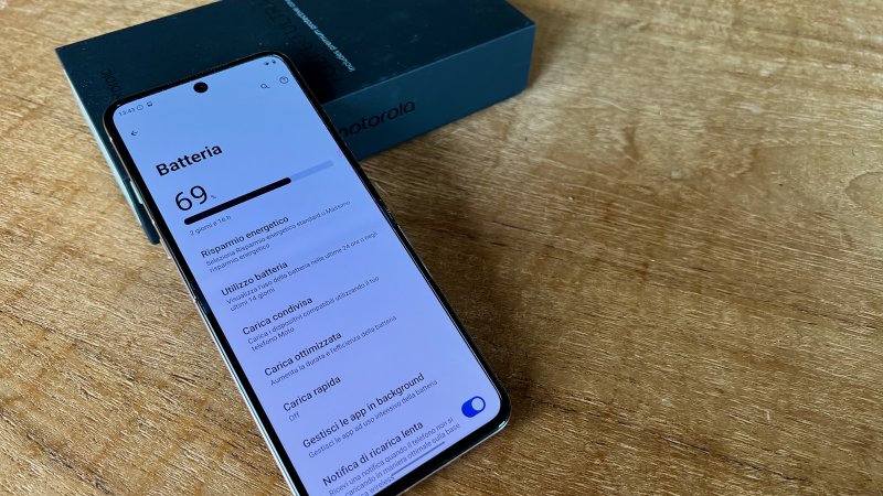 Non è al livello di uno smartphone tradizionale, ma la batteria di Motorola Razr 60 Ultra è comunque piuttosto capiente Non è al livello di uno smartphone tradizionale, ma la batteria di Motorola Razr 60 Ultra è comunque piuttosto capiente