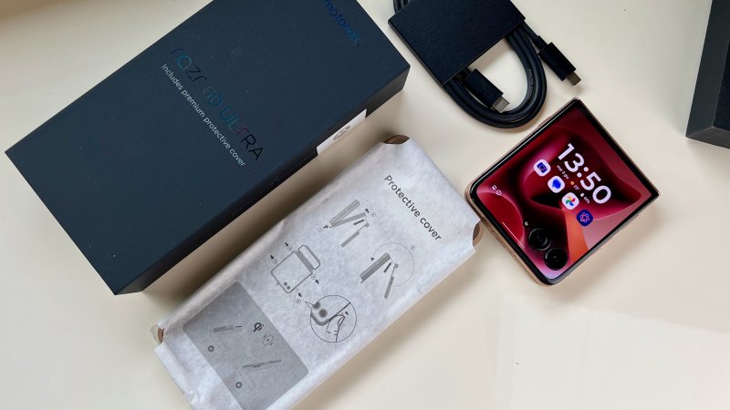 La confezione (profumatissima) di Motorola Razr 60 Ultra contiene anche una bella cover La confezione (profumatissima) di Motorola Razr 60 Ultra contiene anche una bella cover