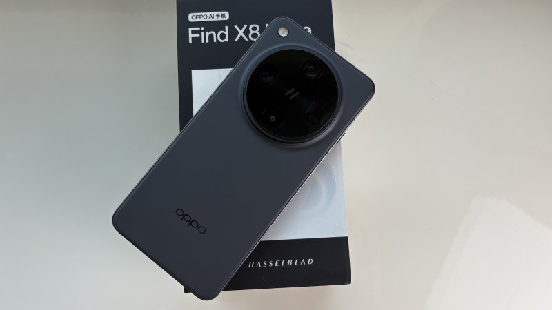 Nonostante il modulo fotografico enorme, il design è piacevole ed elegante