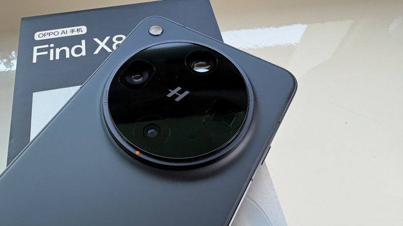 L'isola della fotocamera è enorme