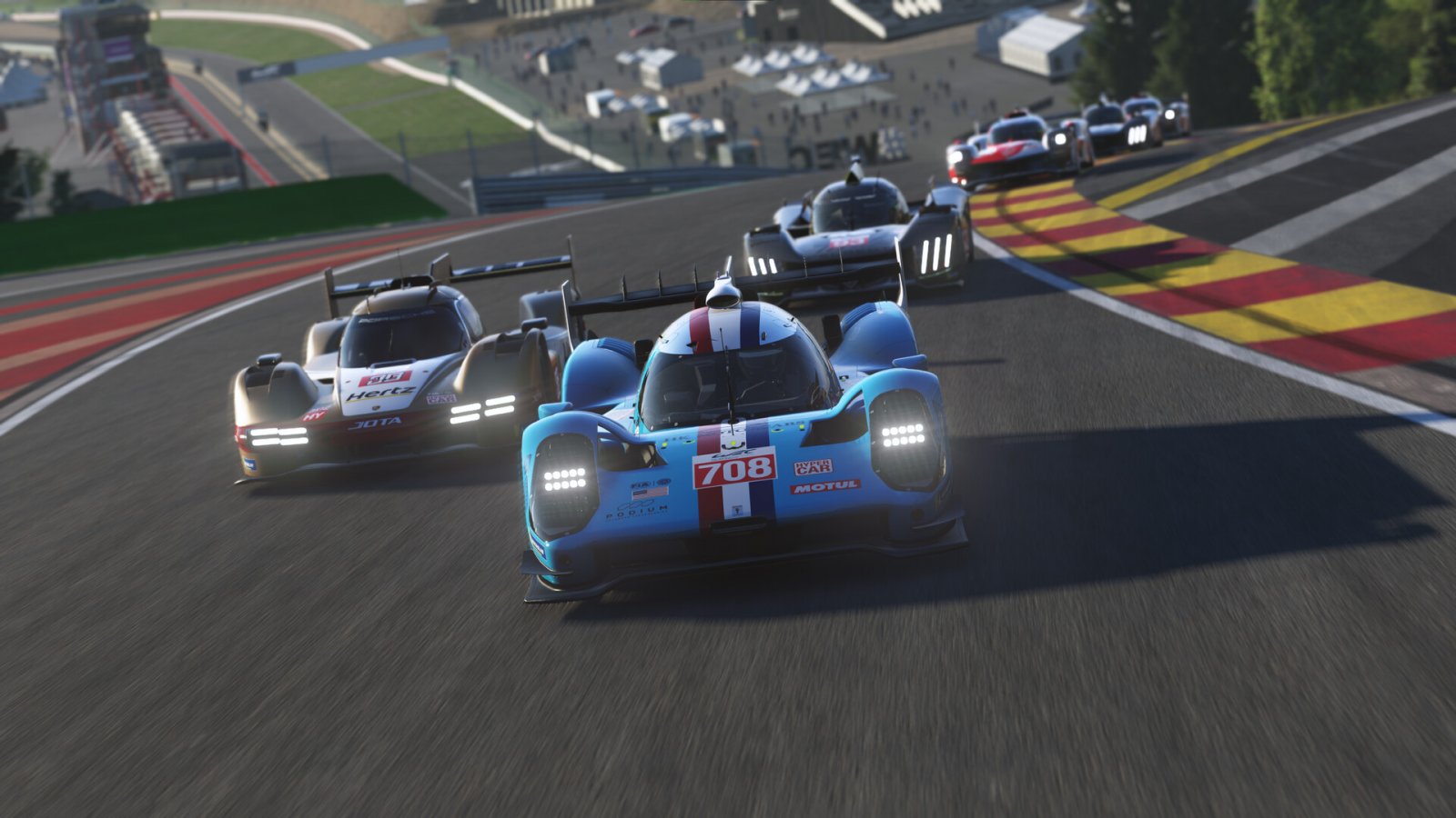 Le veloci Hypercar sfrecciano lungo la leggendaria curva Eau Rouge a SPA in Belgio