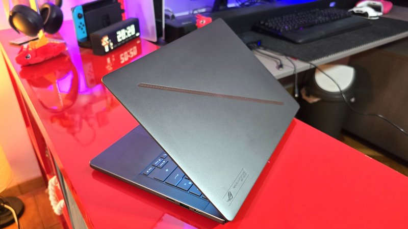 ROG Zephyrus G14 2025 conserva il profilo compatto del design introdotto lo scorso anno con uno spessore di 1,59 cm