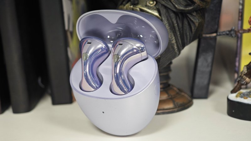 L'estetica degli auricolari Huawei FreeBuds 6 è estremamente riconoscibile