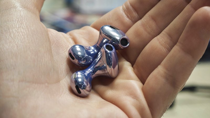 Le cuffie Huawei FreeBuds 6 pesano solo 5 grammi l'una