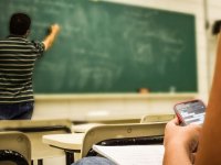 Nuove regole per gli studenti delle superiori: divieto assoluto di utilizzo dello smartphone a scuola
