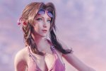 Il cosplay di Aerith in costume da bagno da Final Fantasy 7 Rebirth firmato Peachmilky ci porta al mare - Notizia