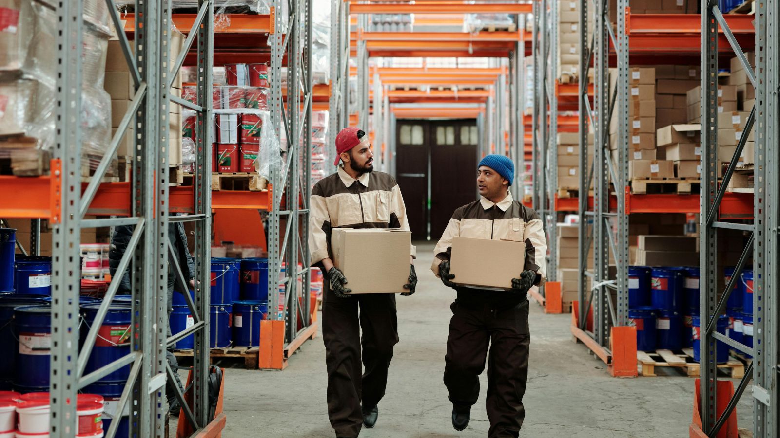 Lavoratori umani in magazzino