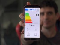 L'etichetta energetica per gli smartphone è obbligatoria da oggi: cosa cambia e come leggerla