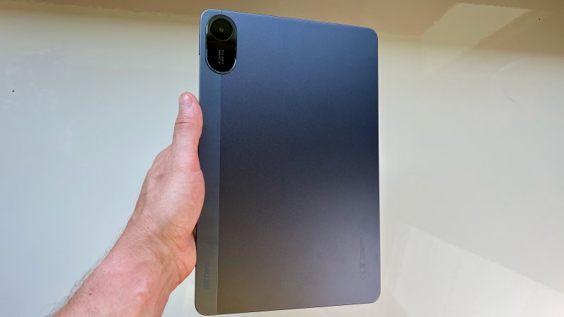 Il design di Redmi Pad 2 4G non è rivoluzionario, ma la qualità costruttiva è notevole