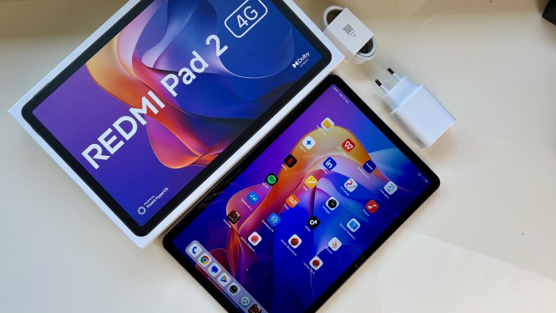 Nella nostra versione di prova era compreso, ma l'alimentatore non dovrebbe far parte della dotazione di Redmi Pad 2 4G