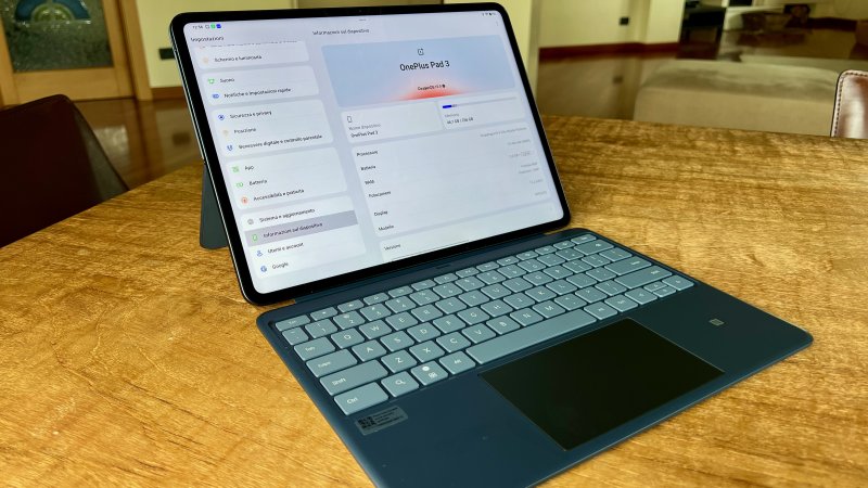 OnePlus Pad 3 collegato alla Smart Keyboard
