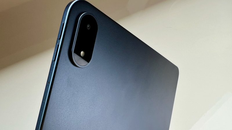 Un dettaglio della fotocamera posteriore di OnePlus Pad 3