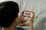 YouTube: da luglio cambia tutto, se hai meno di 16 anni potrai andare in live solo con un genitore - Notizia