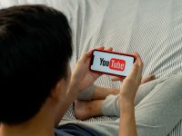 YouTube: da luglio cambia tutto, se hai meno di 16 anni potrai andare in live solo con un genitore