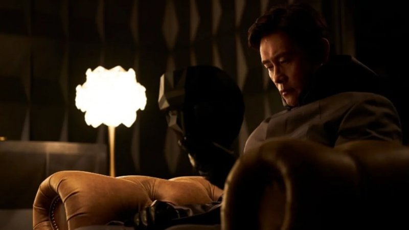 Il Front Man ha meno spazio di quanto avremmo voluto, ma almeno scopriamo qualcosa sul suo passato