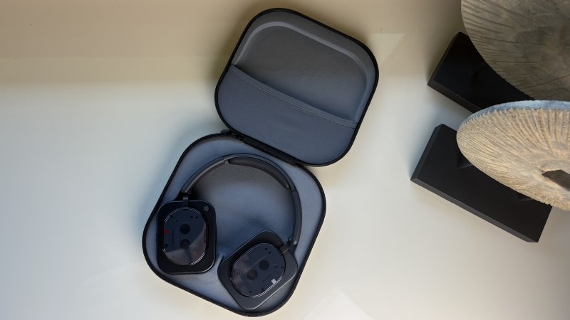 La custodia fornita nella confezione è di ottima qualità