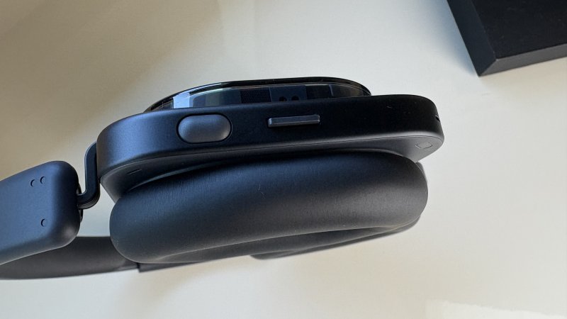 I tasti principali che consentono di controllare le funzioni essenziali sono posti sul lato