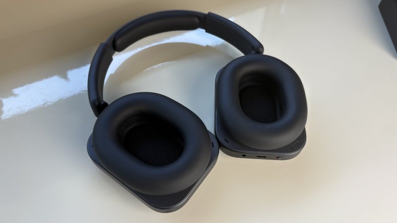 I padigliono non possono essere piegati verso l'interno, ma soltanto ruotati di 90 gradi per essere collocati nella custodia