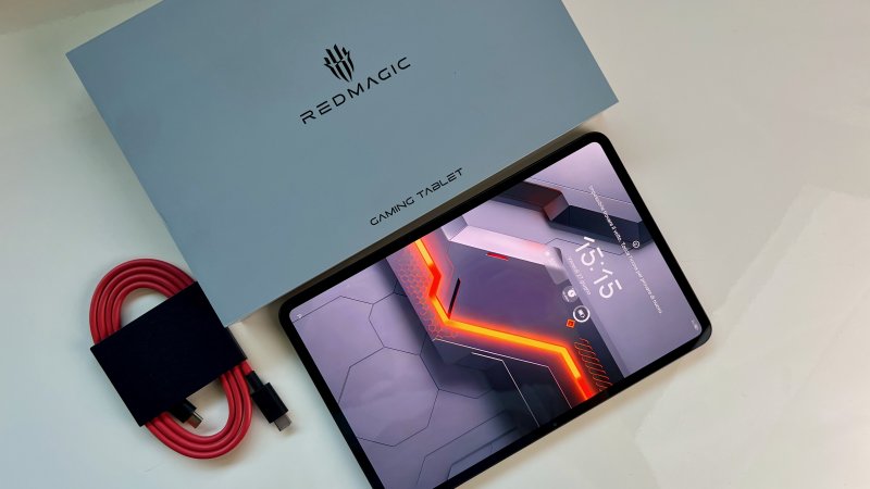 La piccola confezione di REDMAGIC Astra Gaming Tablet contiene il solo cavo USB-C La piccola confezione di REDMAGIC Astra Gaming Tablet contiene il solo cavo USB-C