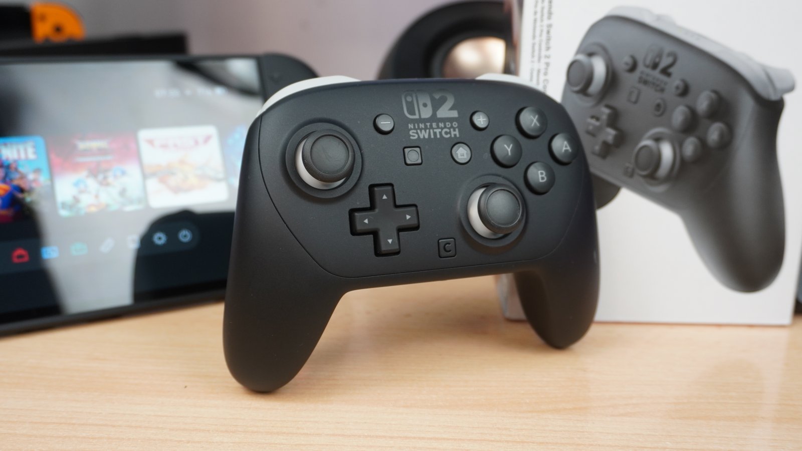 Nintendo Switch 2 Pro Controller in primo piano e la sua scatola poco dietro